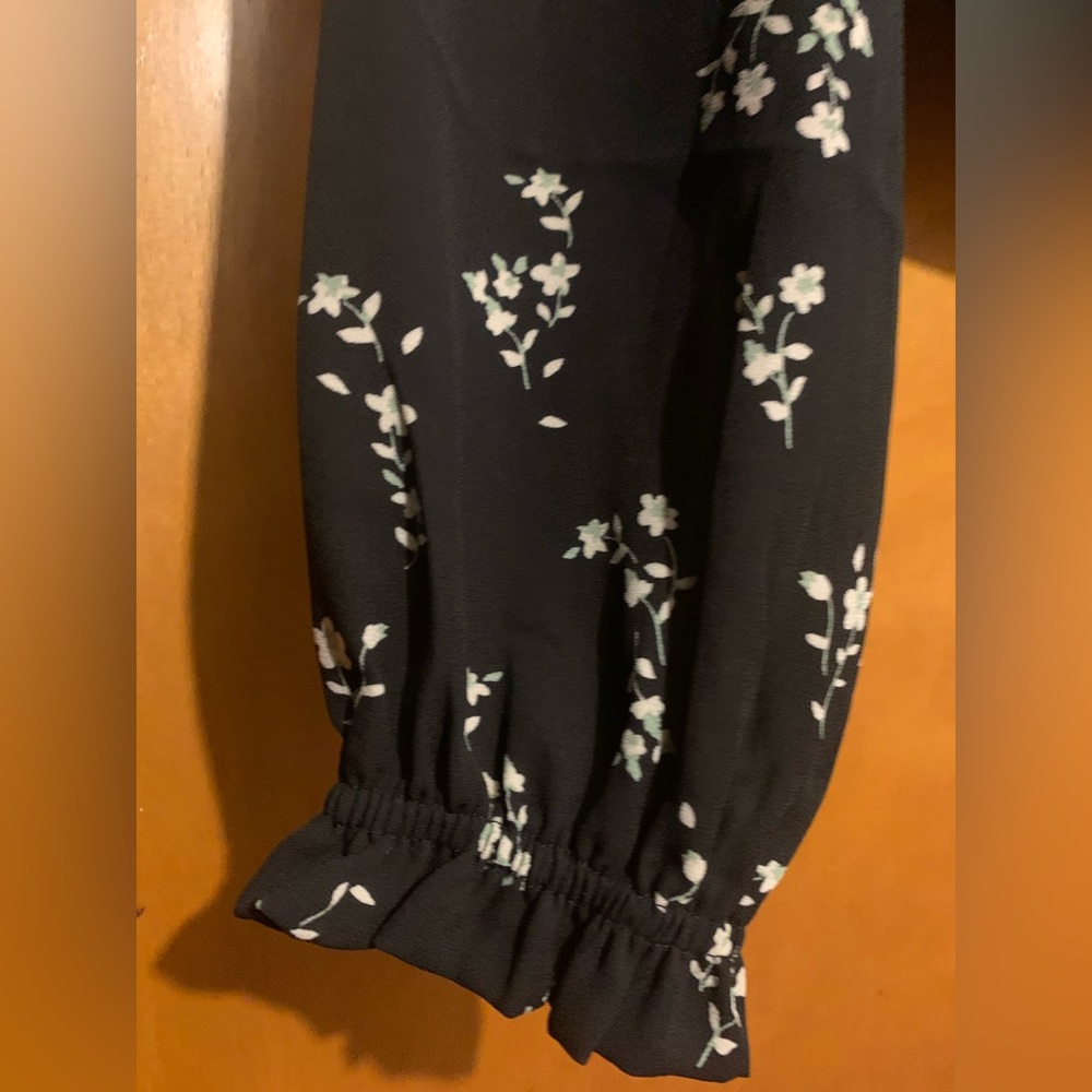 NWOT Love Tree Size M Black Floral Crop Top - Picture 5 of 6